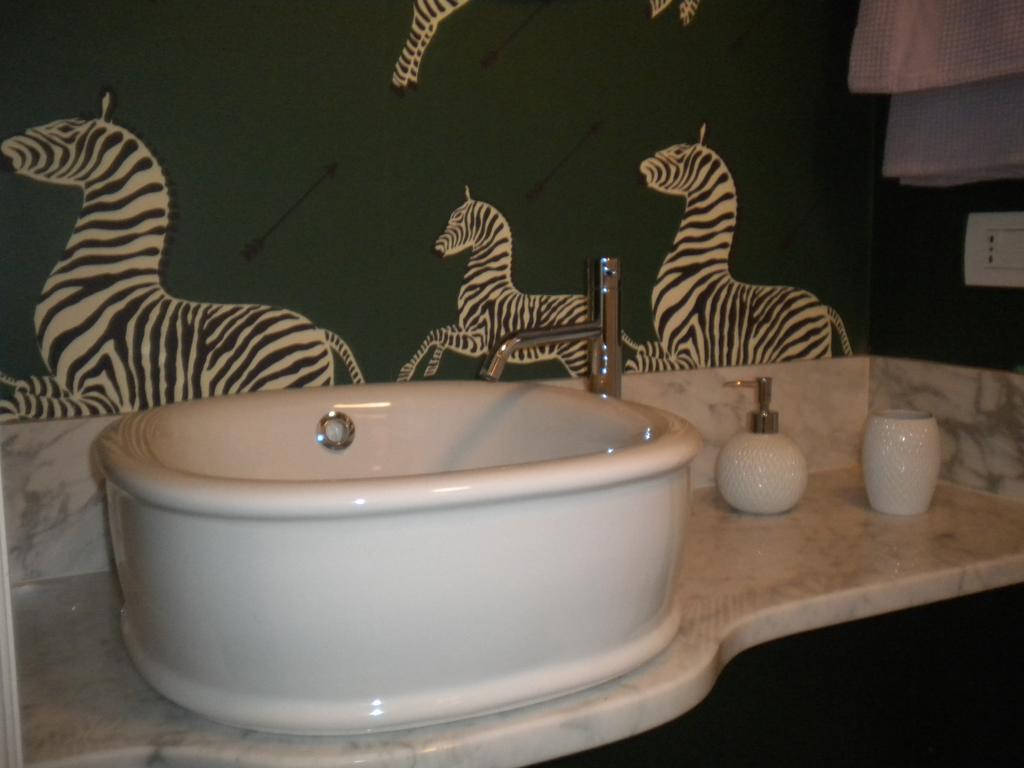 Zebra Rosso Milão Quarto foto